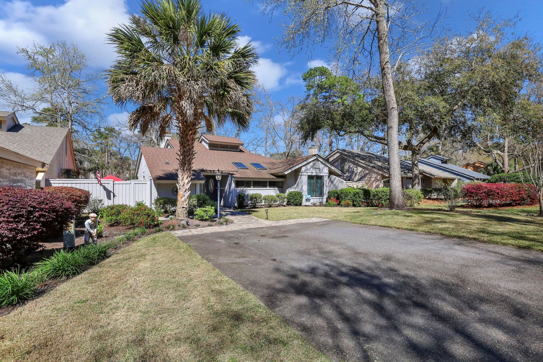 The frontage and lawn at 59 Stable Gate, Moss Creek